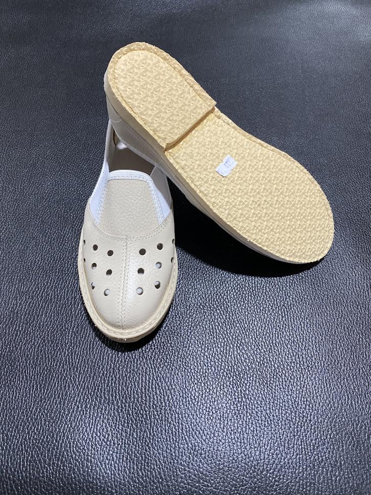 Тапочки кожаные с перфорацией светлые на подошве из пористой резины, бежевые.1